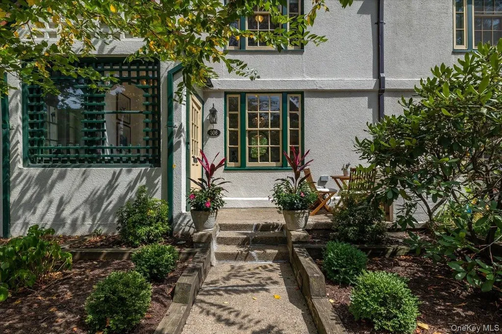 306 Burns Street Forest Hills NY 11375