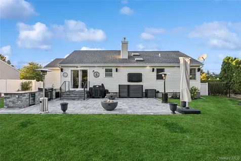 45 Meadow Court Manorville NY 11949
