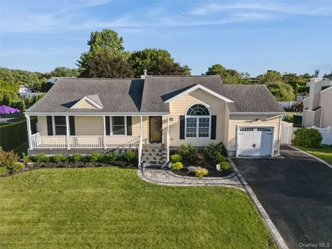 45 Meadow Court Manorville NY 11949