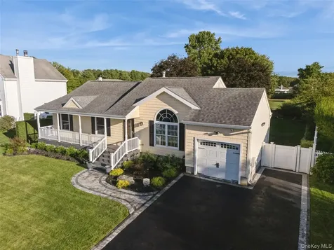 45 Meadow Court Manorville NY 11949