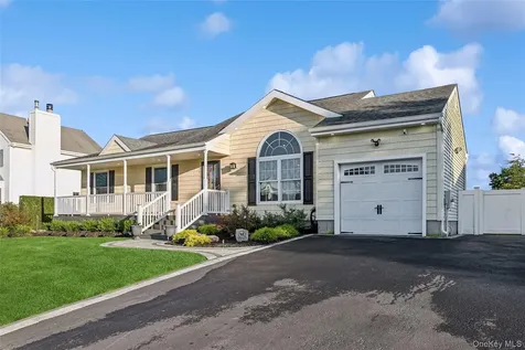 45 Meadow Court Manorville NY 11949