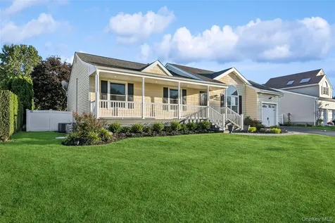 45 Meadow Court Manorville NY 11949