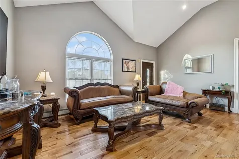 45 Meadow Court Manorville NY 11949