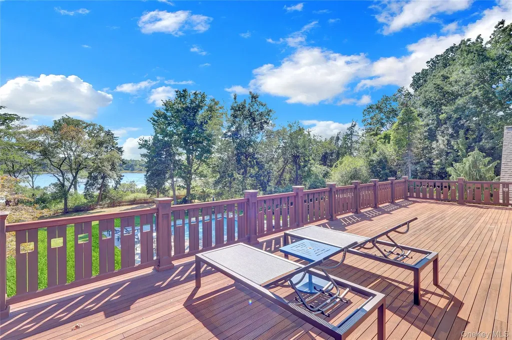 63 Dyke Road Setauket NY 11733