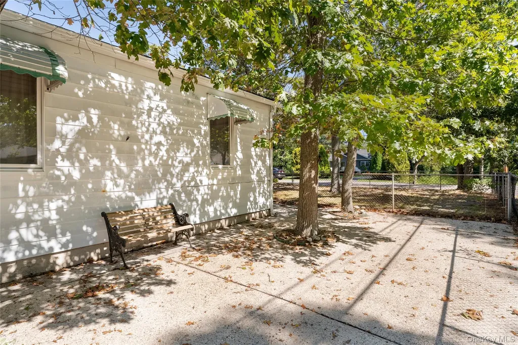 16 Daisy Place Selden NY 11784