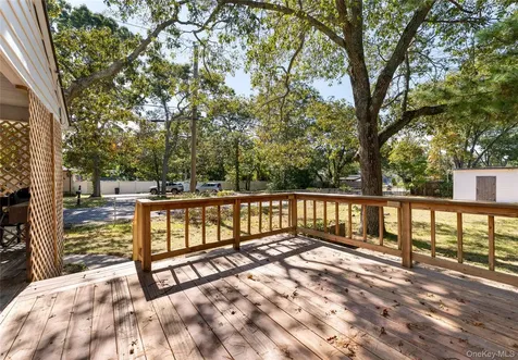 16 Daisy Place Selden NY 11784