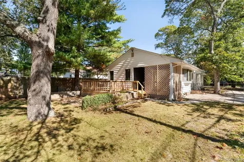 16 Daisy Place Selden NY 11784