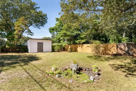 16 Daisy Place Selden NY 11784