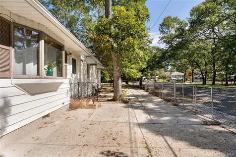 16 Daisy Place Selden NY 11784