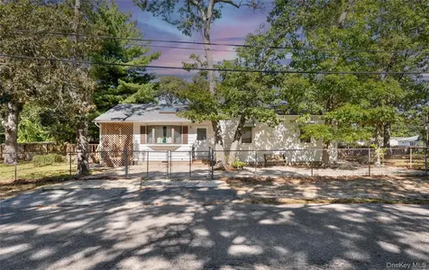 16 Daisy Place Selden NY 11784