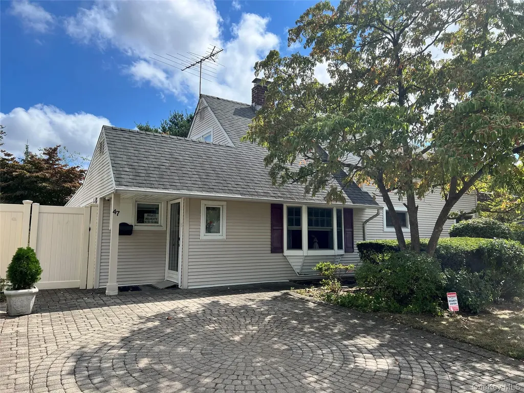 47 Link Lane Hicksville NY 11801