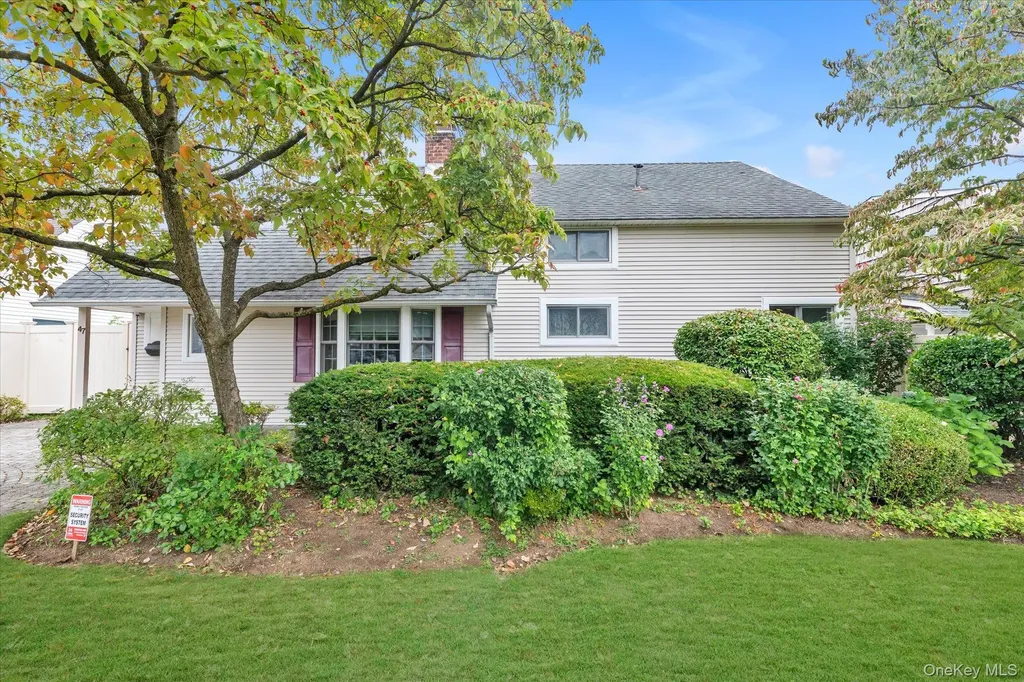 47 Link Lane Hicksville NY 11801