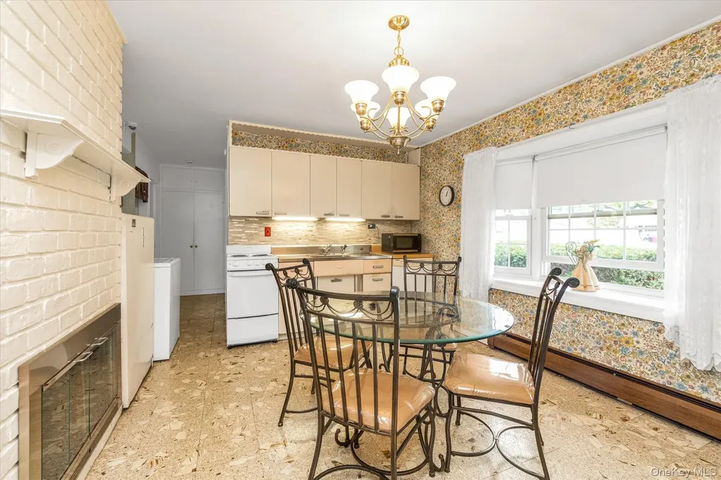 47 Link Lane Hicksville NY 11801