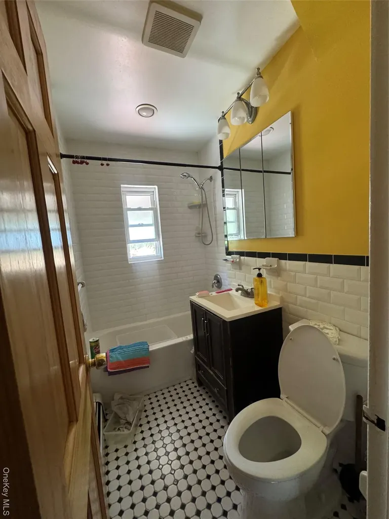 1017 E 229 Street, Bronx, Bronx NY 10466