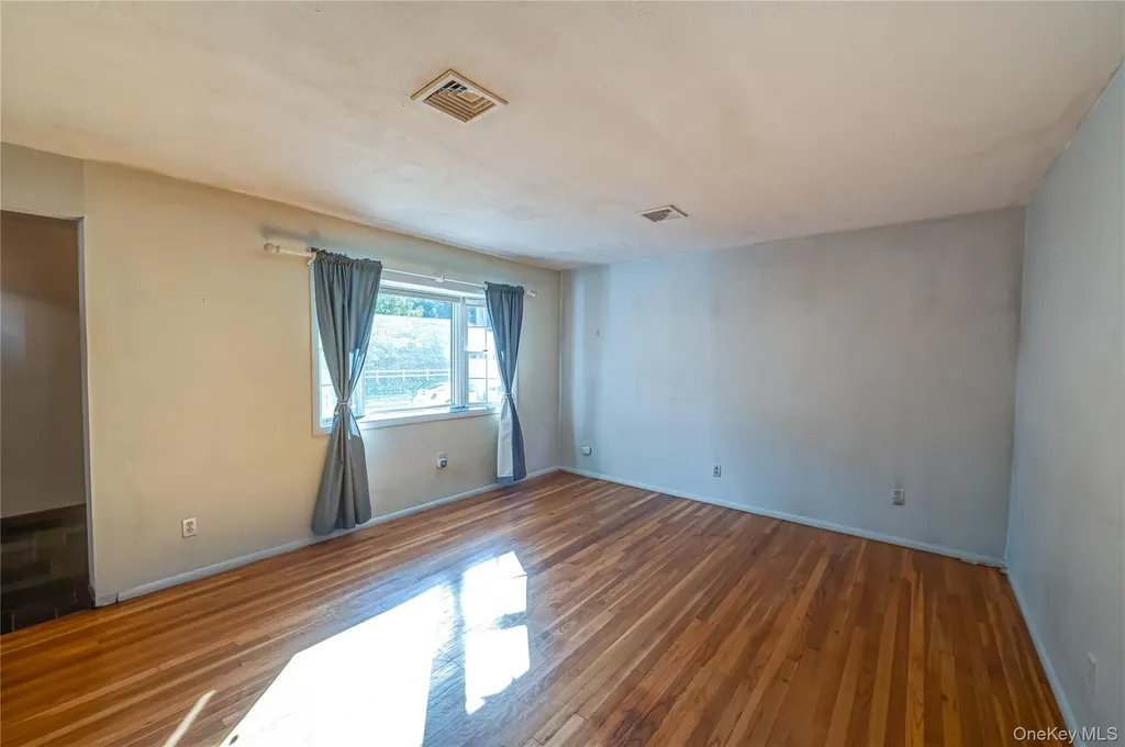 1022 Manor Lane Bay Shore NY 11706