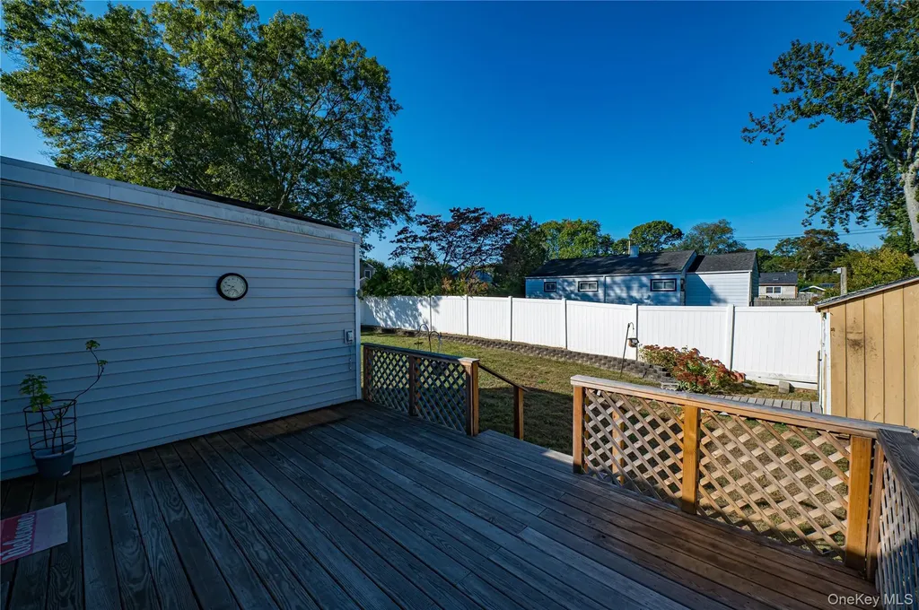 1022 Manor Lane Bay Shore NY 11706