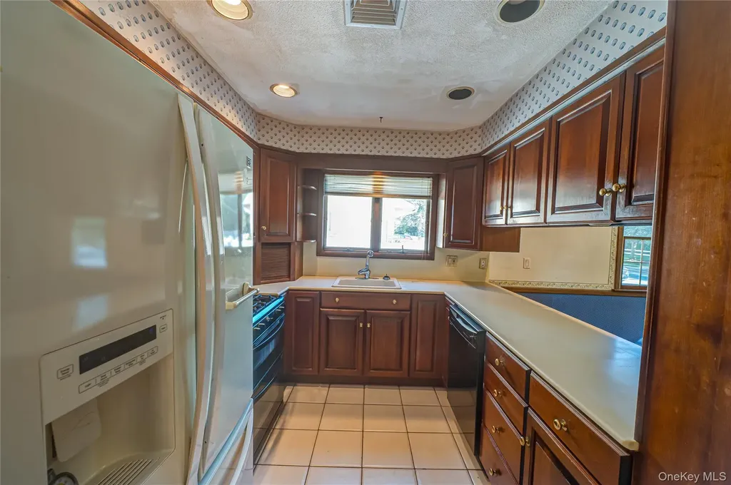 1022 Manor Lane Bay Shore NY 11706