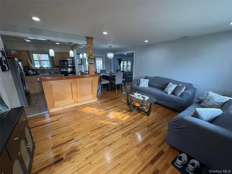33 Maida Avenue Deer Park NY 11729