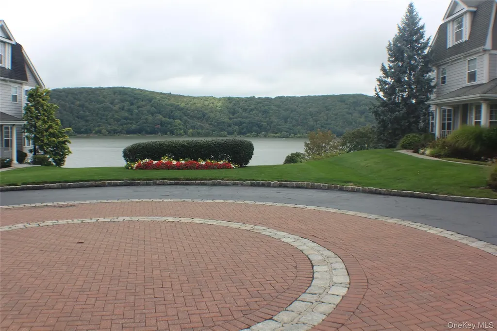 303 Bridgeview Drive Poughkeepsie NY 12601