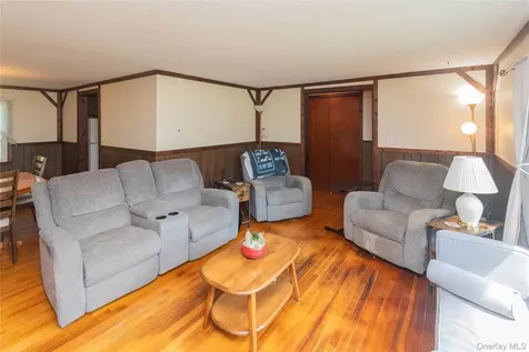 31 Lawrence Road Hyde Park NY 12538