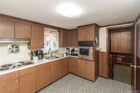 31 Lawrence Road Hyde Park NY 12538