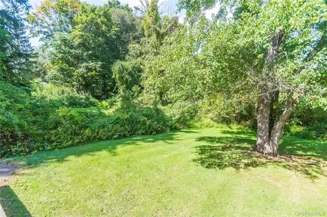 31 Lawrence Road Hyde Park NY 12538