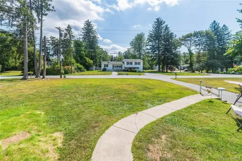 31 Lawrence Road Hyde Park NY 12538