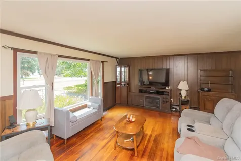 31 Lawrence Road Hyde Park NY 12538