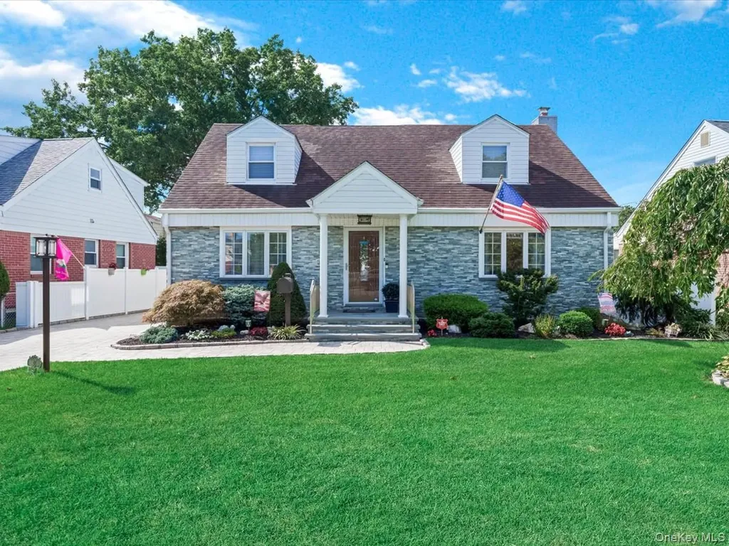 42 Tottenham Place New Hyde Park NY 11040