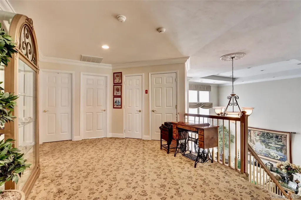 18 Hamlet Drive Plainview NY 11803