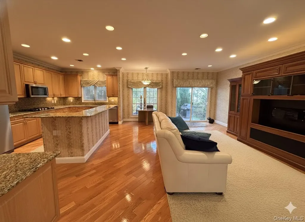 18 Hamlet Drive Plainview NY 11803