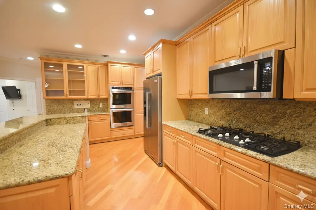 18 Hamlet Drive Plainview NY 11803