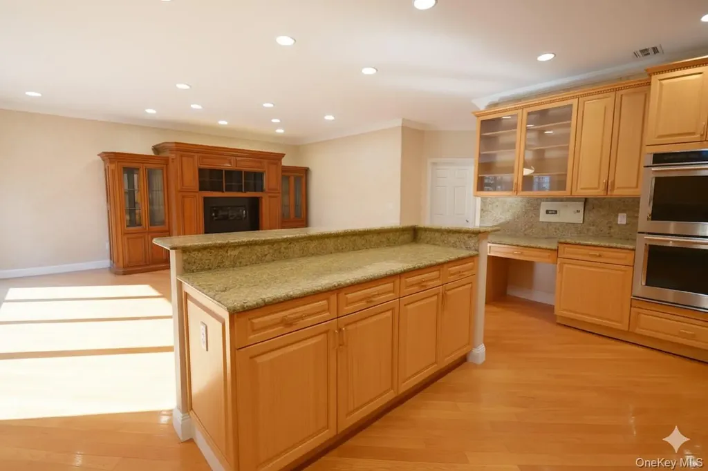 18 Hamlet Drive Plainview NY 11803