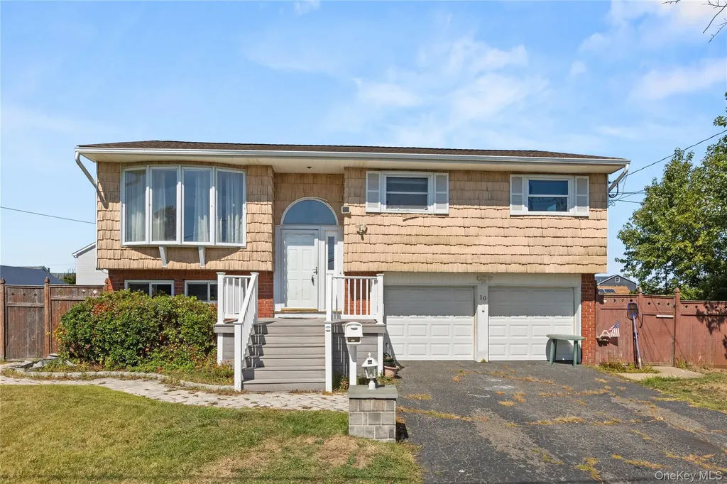 10 Pine Place Lindenhurst NY 11757