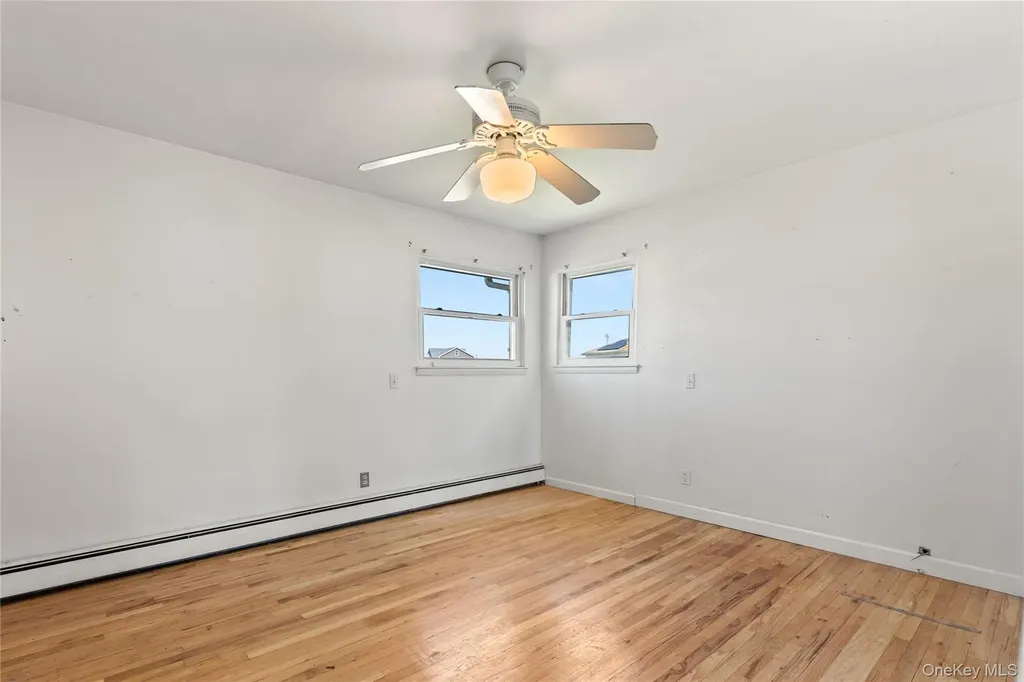 10 Pine Place Lindenhurst NY 11757