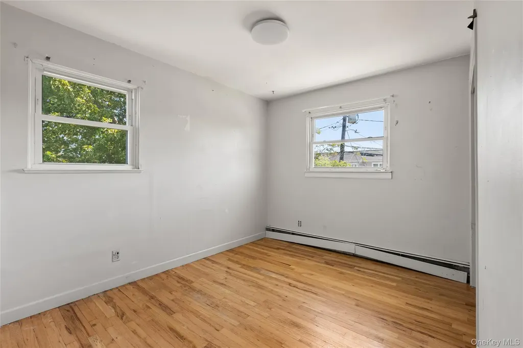 10 Pine Place Lindenhurst NY 11757