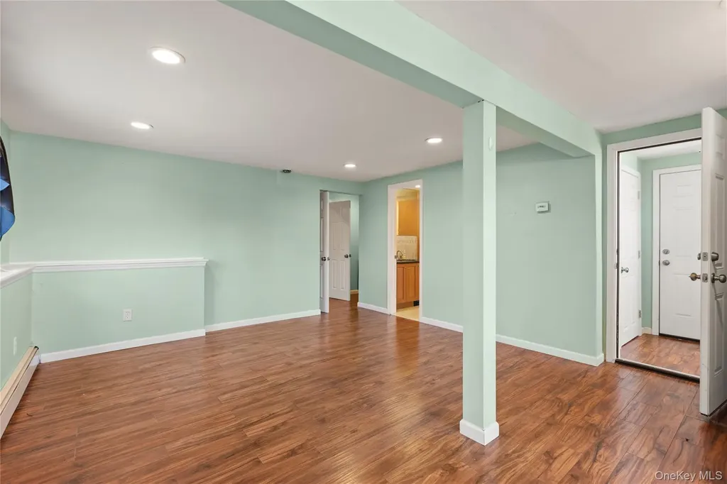 10 Pine Place Lindenhurst NY 11757