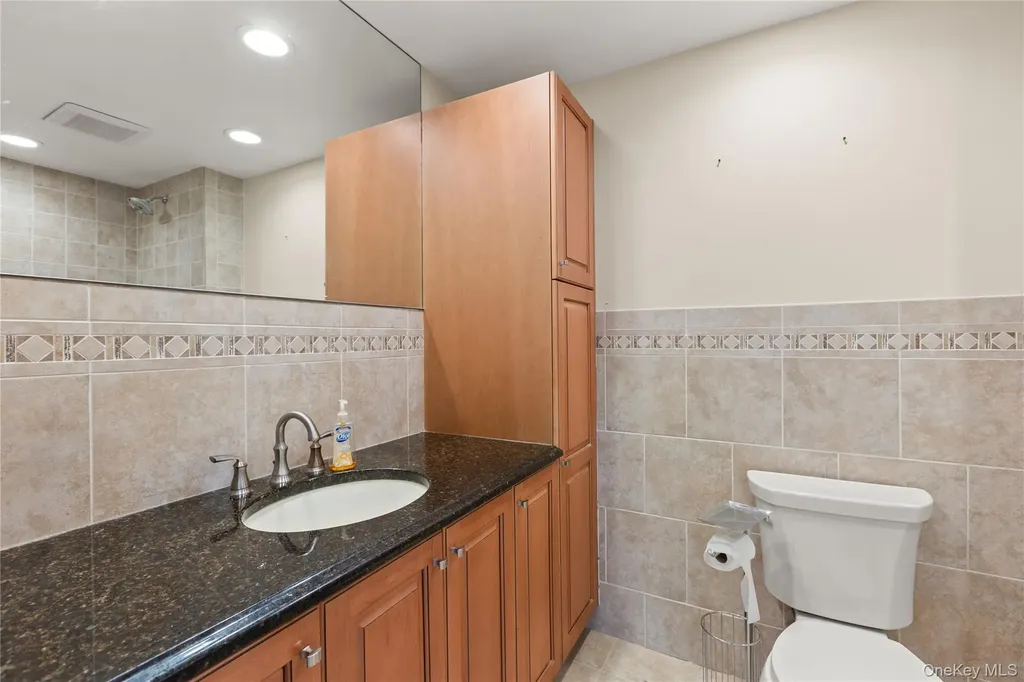 10 Pine Place Lindenhurst NY 11757