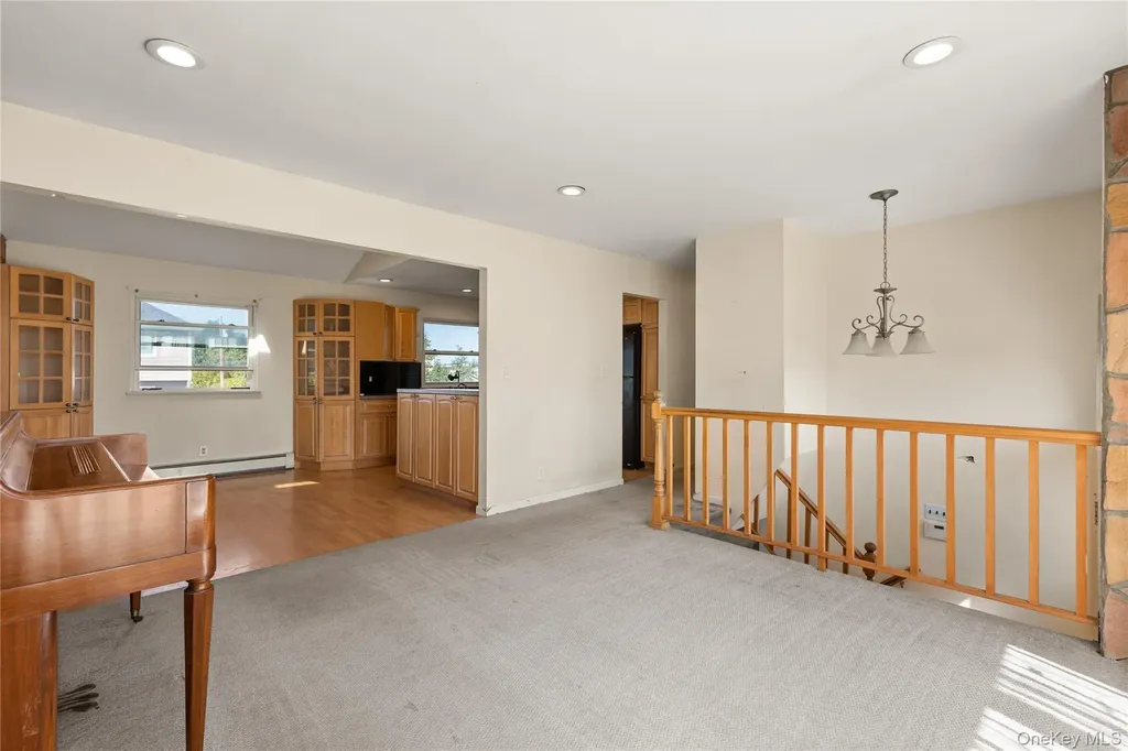 10 Pine Place Lindenhurst NY 11757