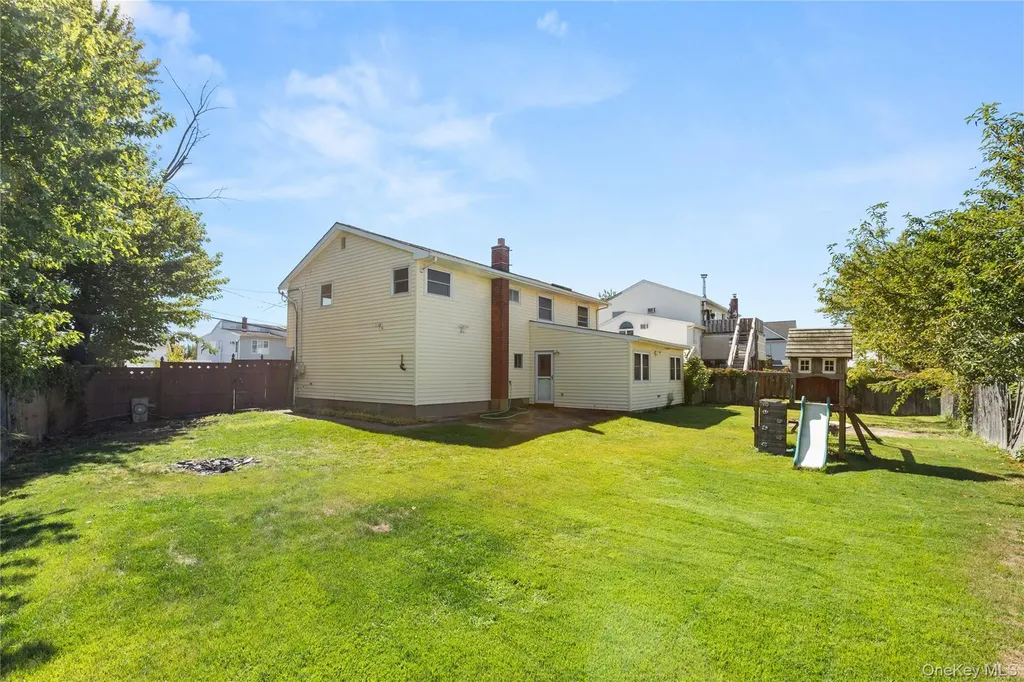 10 Pine Place Lindenhurst NY 11757