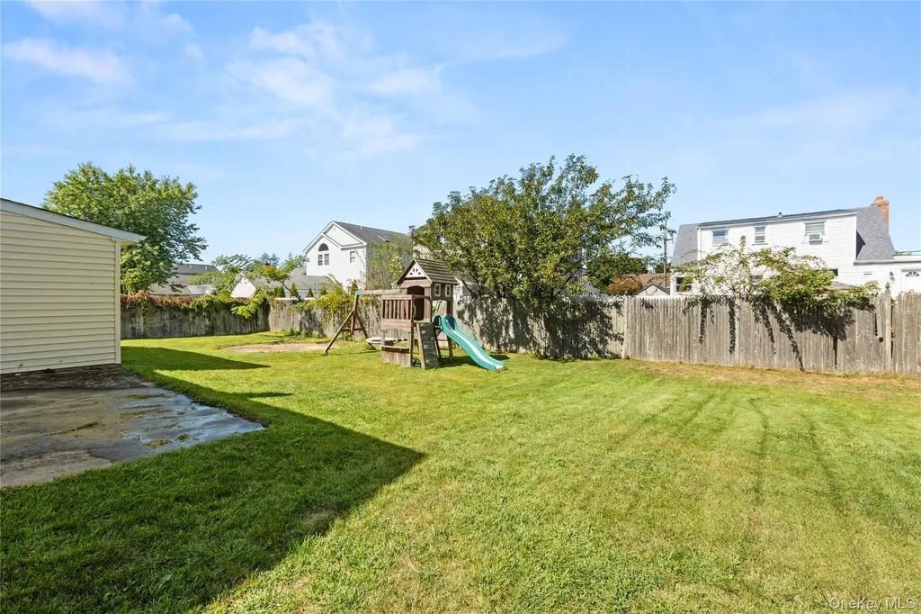 10 Pine Place Lindenhurst NY 11757