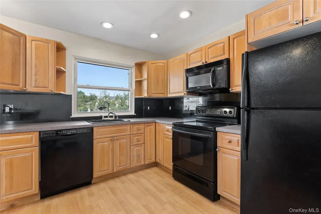 10 Pine Place Lindenhurst NY 11757