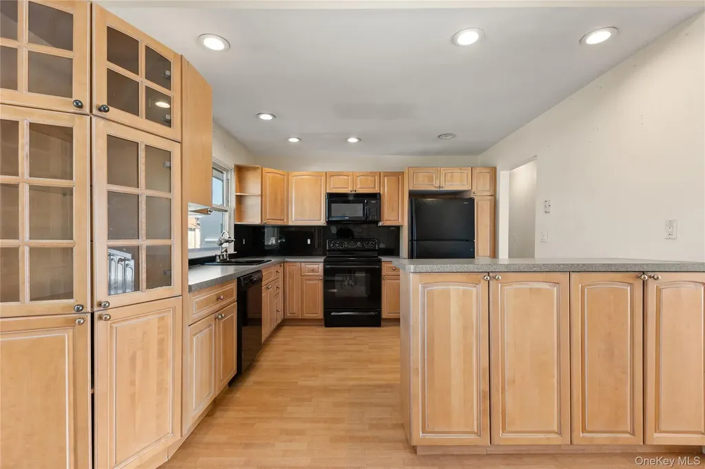 10 Pine Place Lindenhurst NY 11757