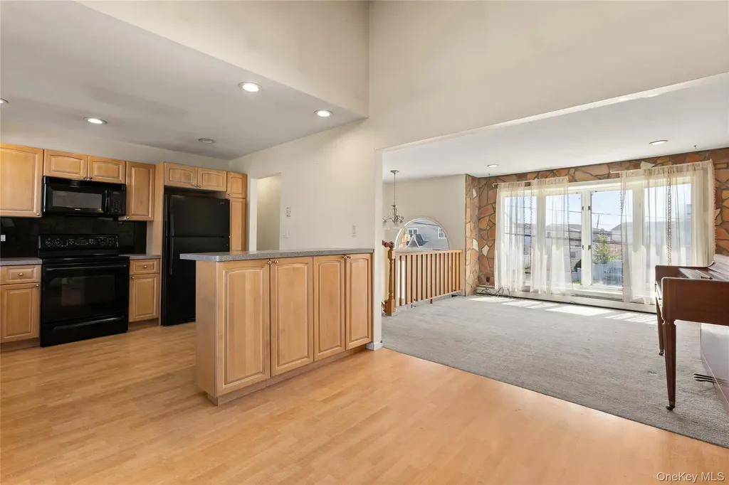 10 Pine Place Lindenhurst NY 11757
