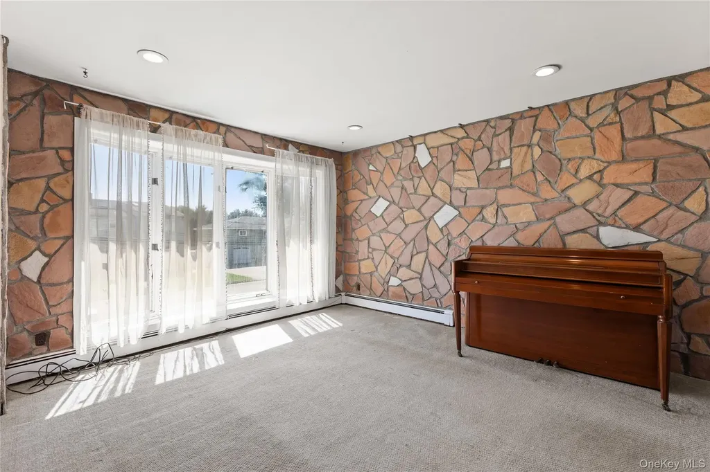 10 Pine Place Lindenhurst NY 11757