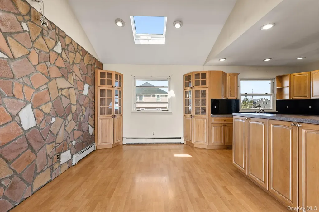 10 Pine Place Lindenhurst NY 11757