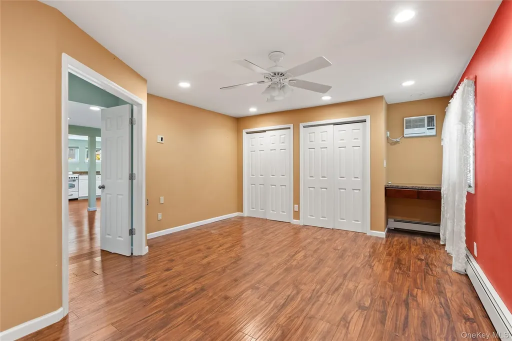 10 Pine Place Lindenhurst NY 11757