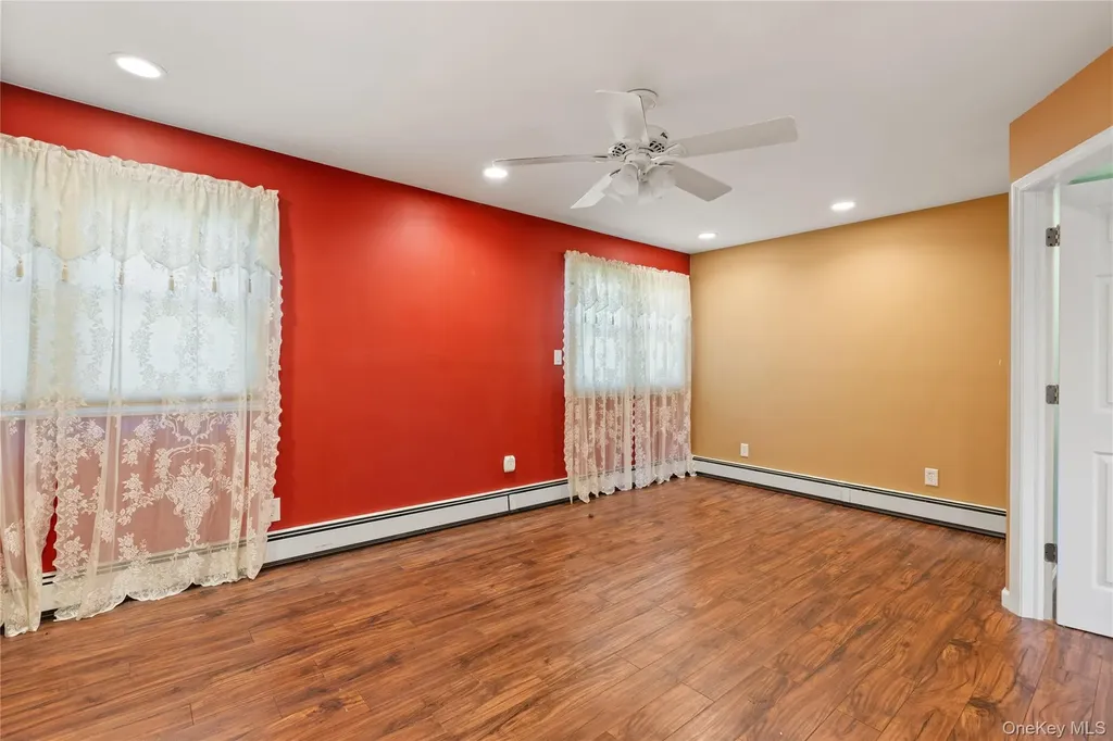 10 Pine Place Lindenhurst NY 11757