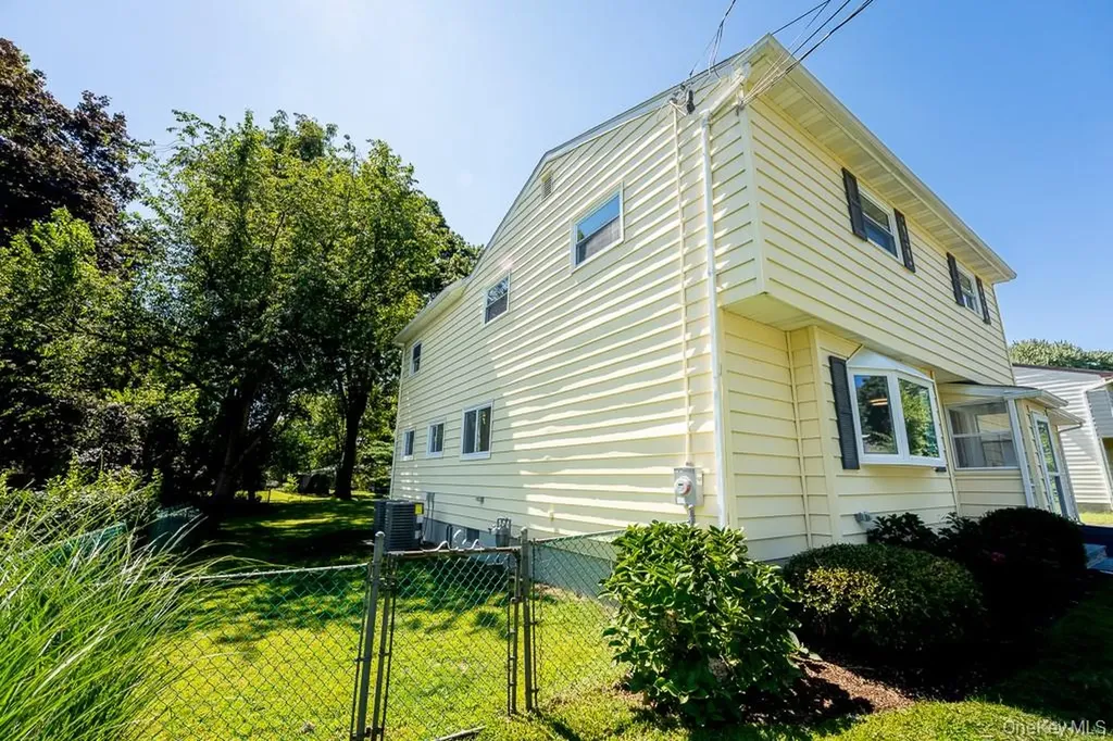 25 Robin Road Poughkeepsie NY 12601