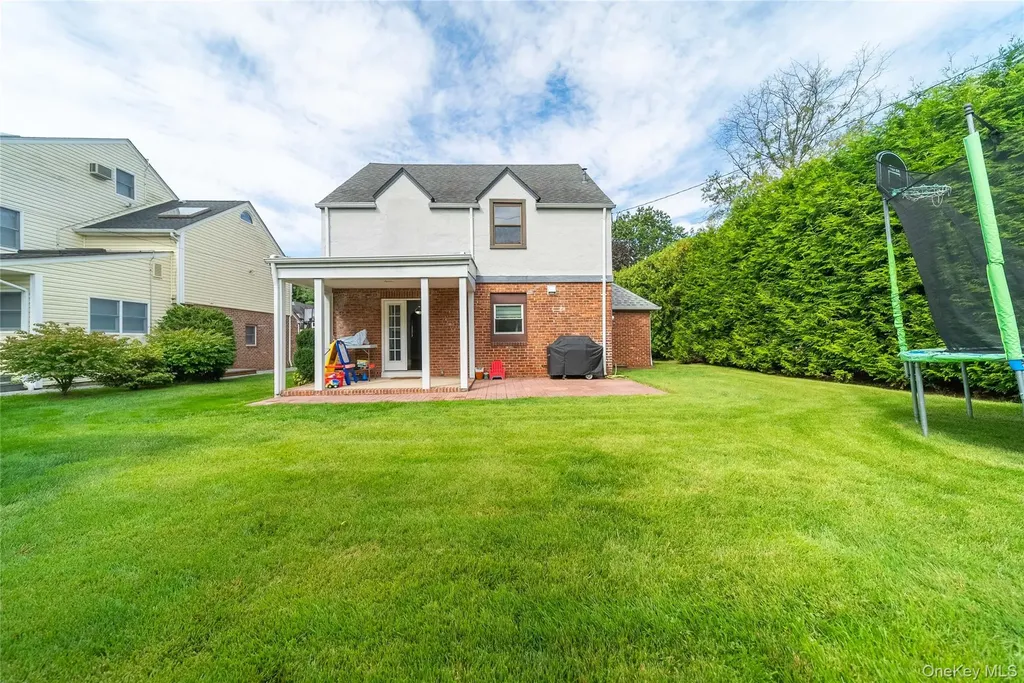 22 Andover Lane Manhasset NY 11030